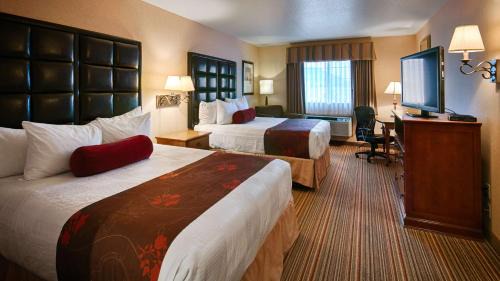 Queen Room with Two Queen Beds with Roll-In Shower - Mobility Access