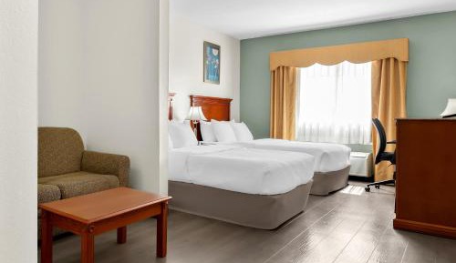 ADA Queen Room with Accessible Tub / Non-Smoking