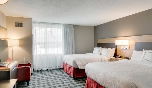 Studio with Two Queen Beds - Hearing Accessible