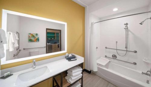 1 King Bed, Mobility Accessible Room, Bathtub w/ Grab Bars, Non-Smoking