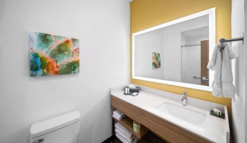 1 King Bed, Hearing Accessible Suite, Non-Smoking