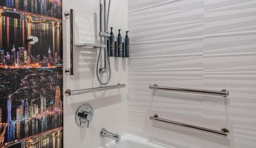 King Room with Adapted Tub - Mobility and Hearing Accessible