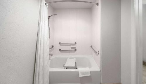 King Room with Bath Tub - Mobility Accessible/Non-Smoking