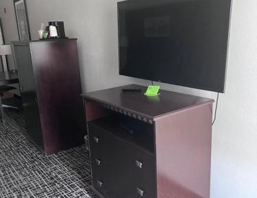 Executive King Room with Bathtub with Grab Bars - Mobility and Hearing Accessible/Non-Smoking