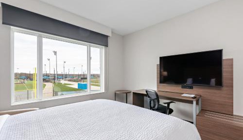 Standard Queen Room with Two Queen Beds and Park View