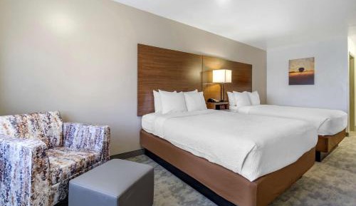 Queen Room with Two Queen Beds with Lake View - Non-Smoking
