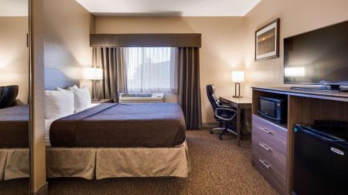 King Suite with Sofa Bed and Wet Bar - Non-Smoking