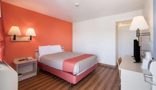 1 Queen Bed | Mob Acc RI Shwr Nsmk Micfridge