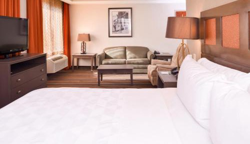 King Suite with Bath Tub - Disability Accessible