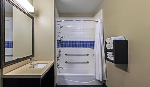 One-Bedroom Suite with Roll In Shower - Mobility Accessible