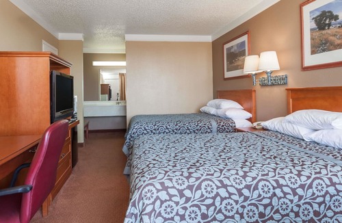Hillsboro Hotel | Days Inn by Wyndham Hillsboro TX