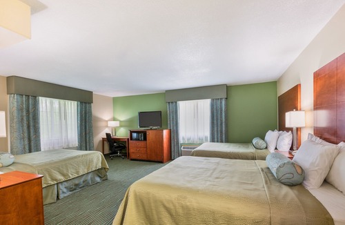 Greater South Side Hotel | AmericInn by Wyndham des Moines Airport