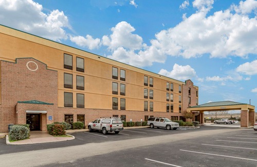 Wetmore Hotel | Quality Inn San Antonio Fiesta at Six Flags
