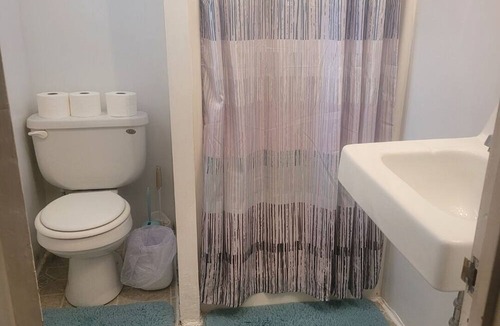 Torrington House | 2 apartments for price of 1. Entire house with lots of rooms. Pets welcome!