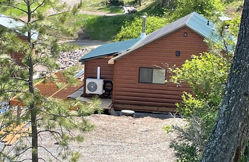 Union Cabin | Charming 2-bedroom cabin, AC, heater, wood stove, WIFI, hot tub, deck, river.