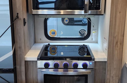 Limon RV Rental | Cozy 2-bedroom camper with WiFi, AC in wonderful Limon