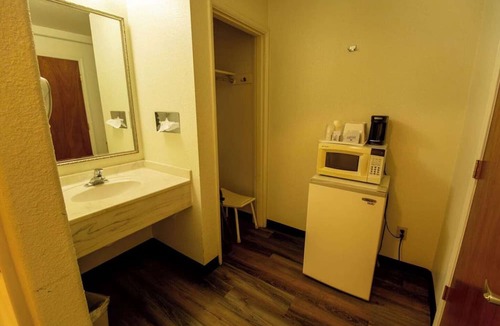 Pendleton Apartment | King Bed Non-Smoking