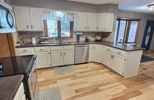 Hays House | Spacious, Big Family-Friendly 4 Bedroom Ranch Home in Hays, Kansas