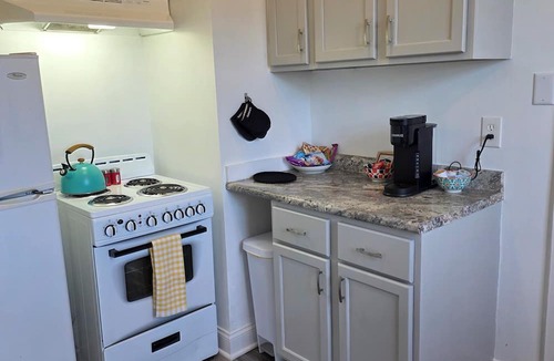 Topeka Apartment | Beautifully Renovated 1 Bed, 1 Bath, Pet-Friendly Apt, 2 Blks From State Capitol