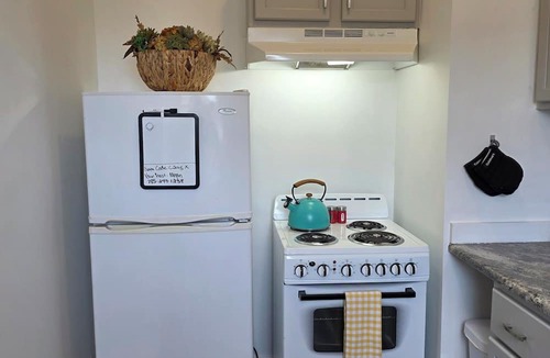 Topeka Apartment | Beautifully Renovated 1 Bed, 1 Bath, Pet-Friendly Apt, 2 Blks From State Capitol