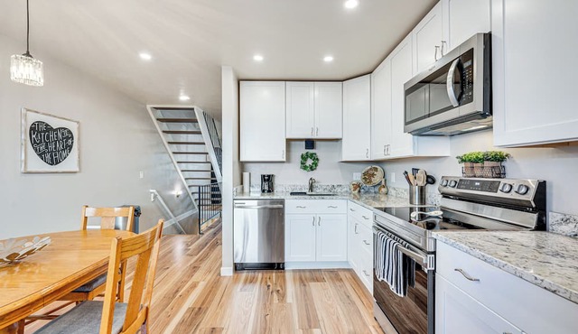 Spacious Westminister Townhome: 15 Mi to Denver!