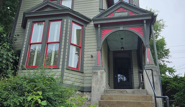Beautiful Historic 2-bedroom house with AC in charming Atchison, near college